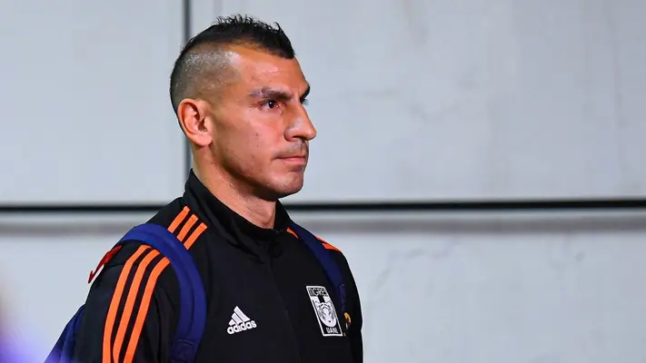 Nahuel Guzmán, suspendido 11 partidos tras uso de láser en Clásico Regio
