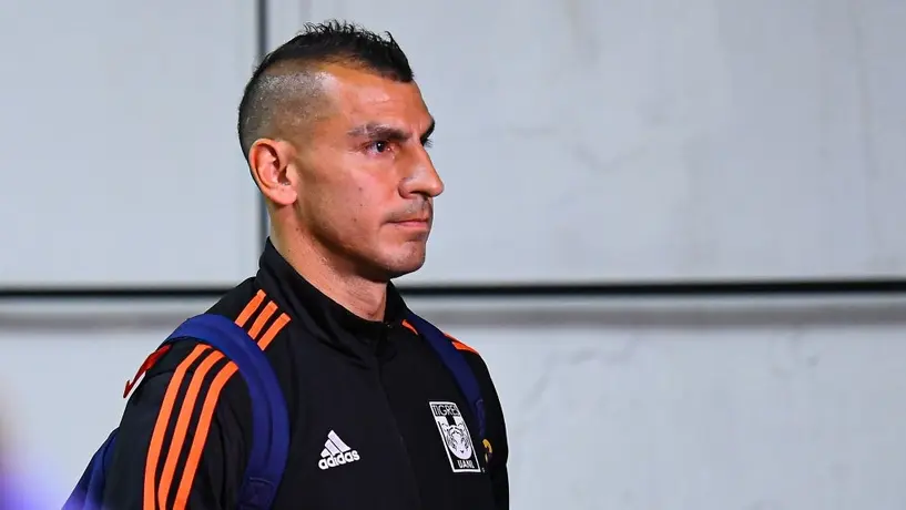 Nahuel Guzmán, suspendido 11 partidos tras uso de láser en Clásico Regio