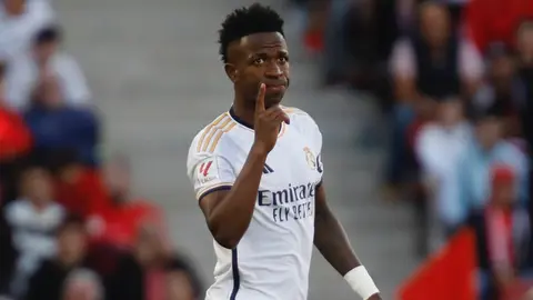 Aficionados de Barcelona cantan "Vinicius muérete" previo al duelo ante PSG en Champions