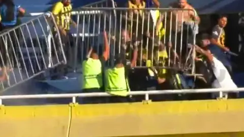 ¡Inaceptable! Aficionados de Rosario Central tiran vallas del estadio contra seguidores de Peñarol