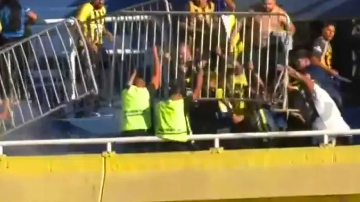 ¡Inaceptable! Aficionados de Rosario Central tiran vallas del estadio contra seguidores de Peñarol
