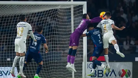 ¿Y el VAR? Felipe Ramos Rizo exhibe penal no marcado a favor de Pumas, se salva Cruz Azul