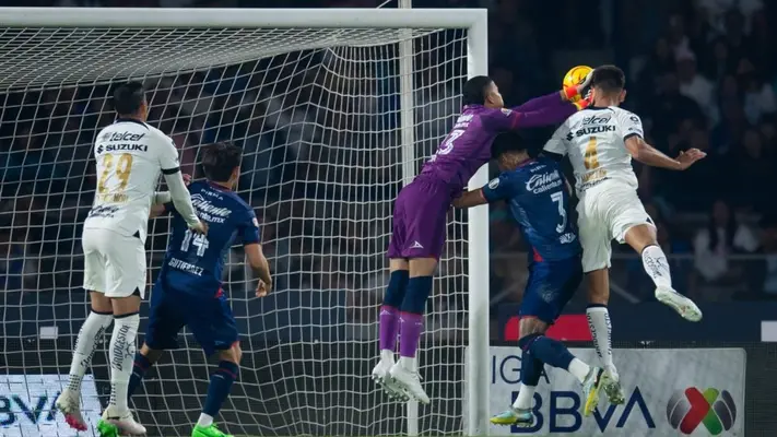 ¿Y el VAR? Felipe Ramos Rizo exhibe penal no marcado a favor de Pumas, se salva Cruz Azul