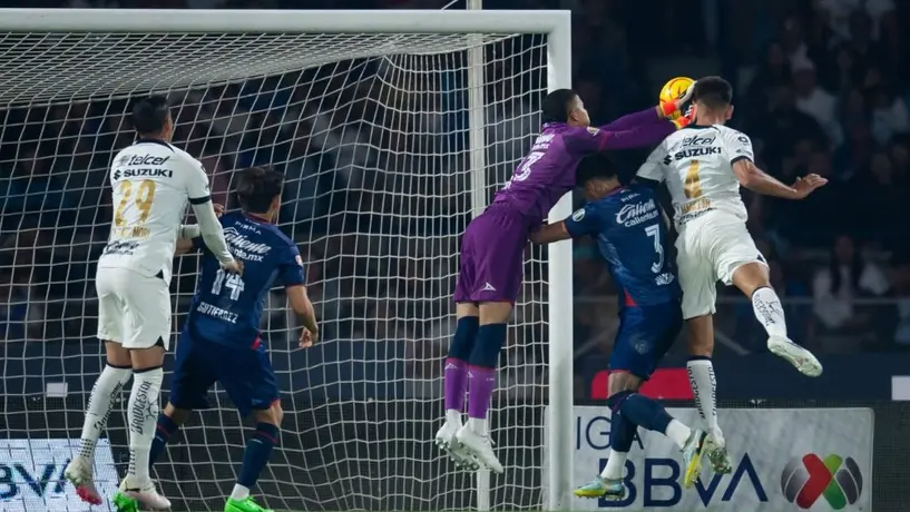 ¿Y el VAR? Felipe Ramos Rizo exhibe penal no marcado a favor de Pumas, se salva Cruz Azul