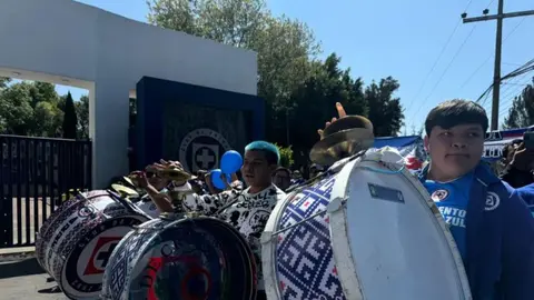 Afición de Cruz Azul organizó un 'Carnaval celeste' previo al Clásico Joven