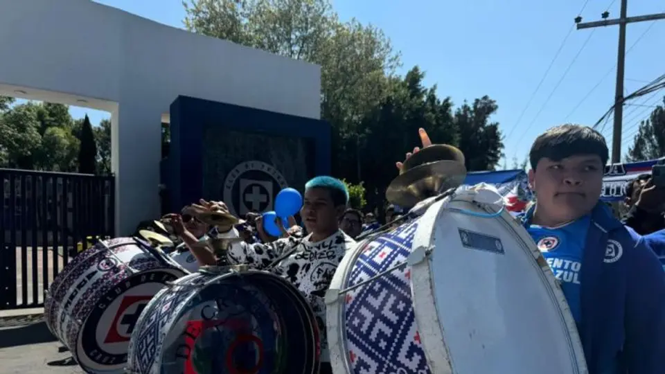 Afición de Cruz Azul organizó un 'Carnaval celeste' previo al Clásico Joven