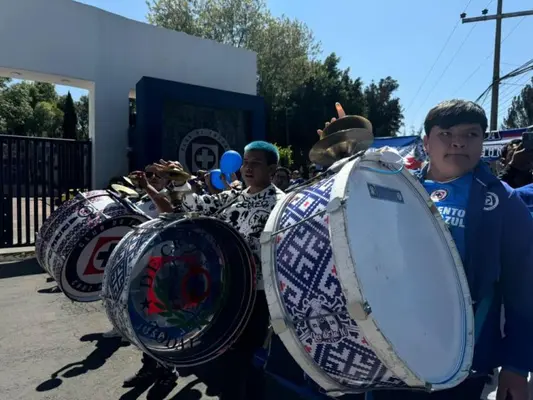 Afición de Cruz Azul organizó un 'Carnaval celeste' previo al Clásico Joven