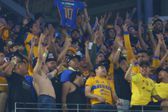 Aficionado de Tigres orina en vaso y lo arroja a seguidores de Rayados en Clásico Regio