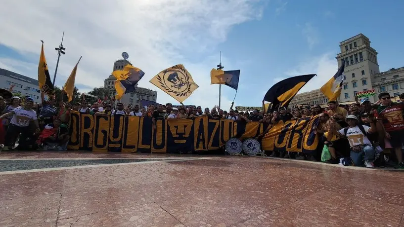 Pumas: Aficionados auriazules hicieron la fiesta en el metro de Barcelona rumbo al Spotify Camp Nou