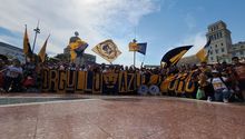 Pumas: Aficionados auriazules hicieron la fiesta en el metro de Barcelona rumbo al Spotify Camp Nou