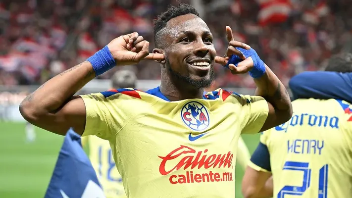 Clásico Nacional: Porra de Chivas realizó sonidos de mono e insultos racistas hacia Julián Quiñones