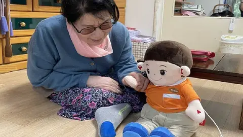 Crean muñecos con IA para combatir la soledad en las personas mayores