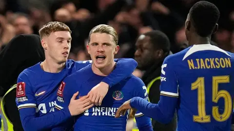 Man United y Chelsea avanzan en la Copa FA con goles agónicos