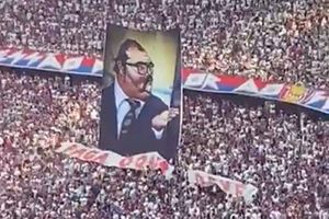 Afición de Fortaleza de Brasil se burla del rival con manta del Señor Barriga