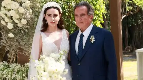 Periodista Oscar Mario Beteta celebra boda con mujer varios años menor que él