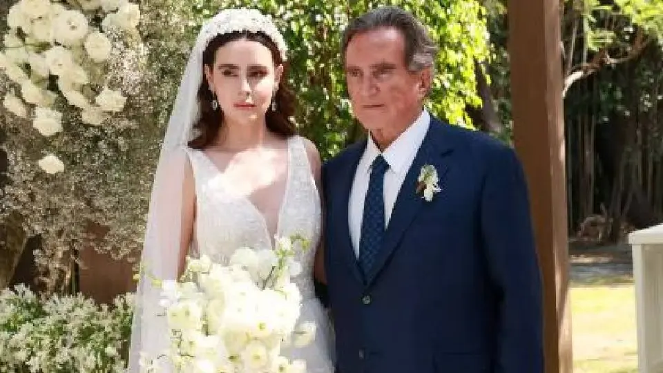 Periodista Oscar Mario Beteta celebra boda con mujer varios años menor que él