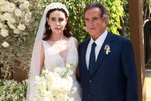 Periodista Oscar Mario Beteta celebra boda con mujer varios años menor que él
