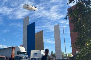 Periodistas vuelan avión dirigible en protesta a la violencia contra colegas