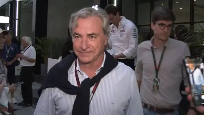 Toto Wollf fue visto platicando con el padre de Carlos Sainz tras el Gran Premio de Arabia