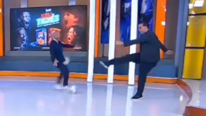 ¡Se vale sobarse! Martinoli propina tremendo balonazo a Luis García en grabación de promocional