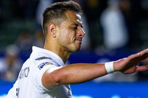 Chicharito: Novia del futbolista salió en su defensa tras negativa de tomarse foto con un niño