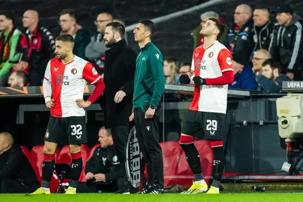 Santiago Giménez fue cambio en empate de Feyenoord ante Roma en Europa League