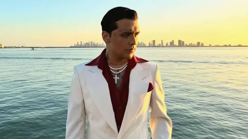 Christian Nodal aparece con dentadura de diamantes, ¿Cuánto vale?