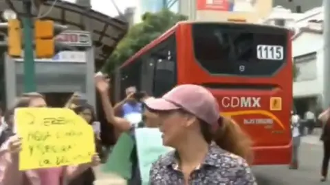 Líneas 1 y 2 de Metrobús ya operan en su totalidad; continúa protesta en Insurgentes y Xola por agua contaminada