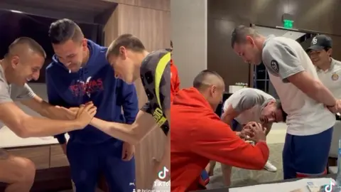 ¡Qué llevados! 'Piojo' Alvarado y Lalo Torres bromean a compañeros con escupitajo