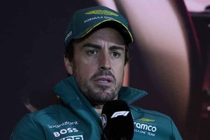 ¡Para atrás! Fernando Alonso es penalizado 10 segundo en la carrera Sprint