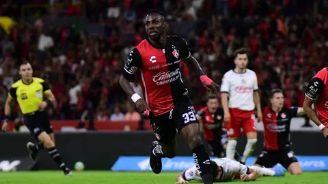 Julián Quiñones le tomó la medida a Chivas cuando estuvo en Atlas