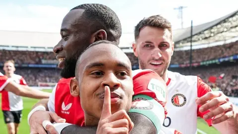 ¡Paliza! Feyenoord golea al Ajax en el Clásico Neerlandés; Santiago Giménez dio una asistencia