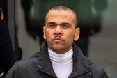 Dani Alves paga los 150 mil euros que el padre de Neymar le prestó mientras estaba en la cárcel