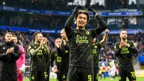Feyenoord rescata la victoria en los últimos minutos ante Heerenveen; Giménez fue titular