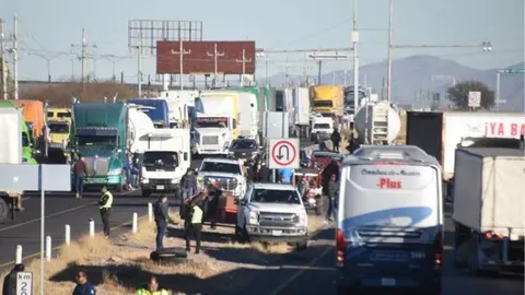 Transportistas exigen seguridad, y por ello bloquean carreteras