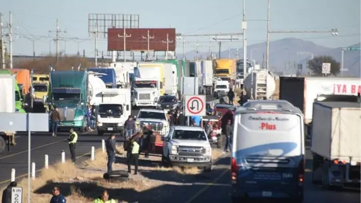 Transportistas exigen seguridad, y por ello bloquean carreteras