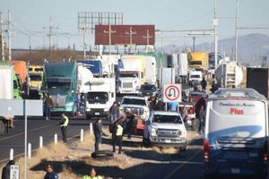 Transportistas exigen seguridad, y por ello bloquean carreteras