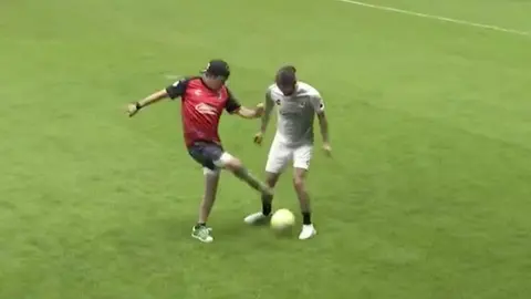 ¡Qué clase! Jimmy de 'Pongámoslo a Prueba' hace increíble túnel en la People's League