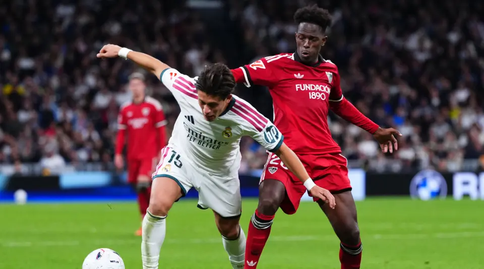 Real Madrid y Sevilla haciendo todo para hacerse con la posesión del balón | AP