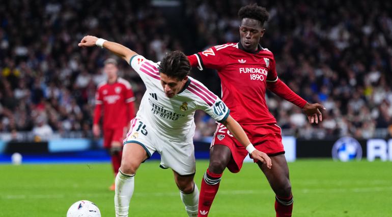 Real Madrid y Sevilla haciendo todo para hacerse con la posesión del balón | AP