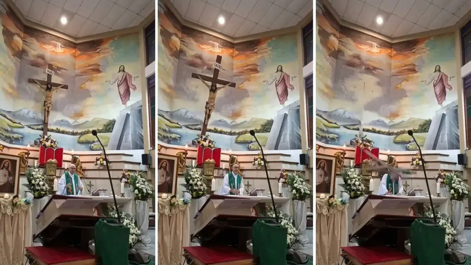 Una enorme cruz con la imagen de Jesucristo se desprendió de la pared y cayó sobre el sacerdote frente a los feligreses./ Captura de pantalla