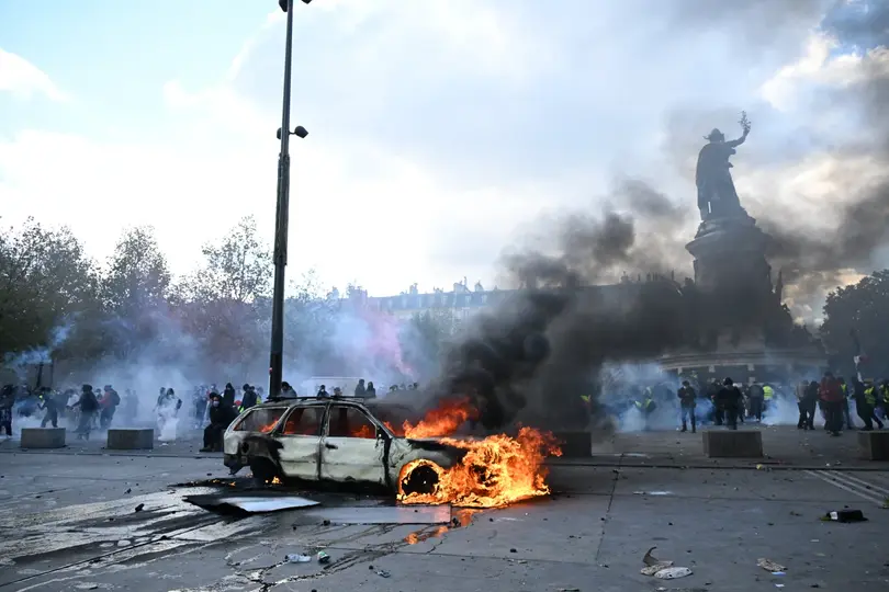 Las protestas en Francia derivaron en enfrentamientos con la Policía, además de reportes de incendios y saqueos en distintas ciudades./ AP
