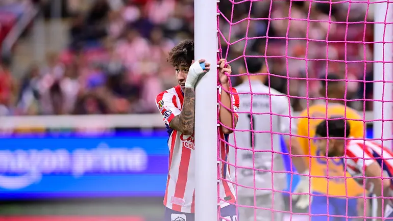 Santiago Sandoval, jugador de Chivas, en partido ante Tigres | MEXSPORT
