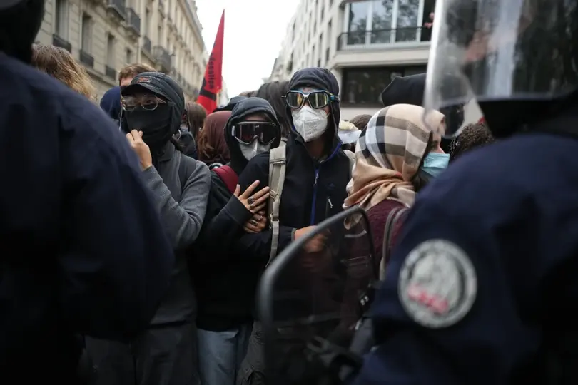 Estudiantes franceses exigen mejores condiciones educativas, ante la falta de profesores y recursos para escuelas y universidades./ AP