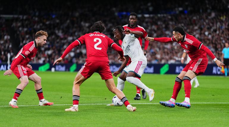 Diomande, siendo defendido por 4 jugadores del Sevilla | AP