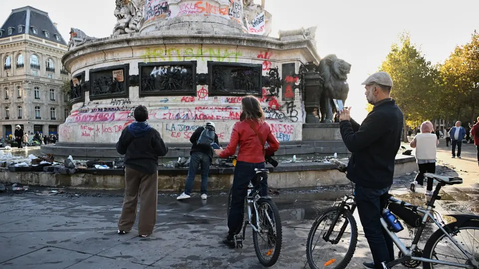 Monumento con pintas realizadas durante las protestas en Francia | AP