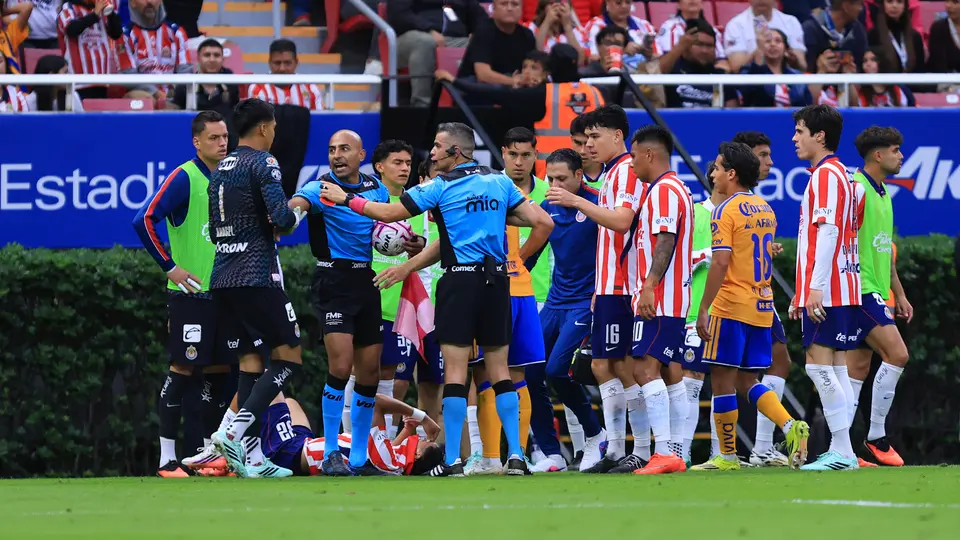 Bronca por las expulsiones en el Chivas vs Tigres | Imago7