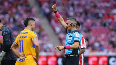 Luz y sombra de Brunetta ante Chivas: Metió gol, pero se va expulsado en cuestión de minutos