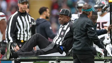 ¡Insólito! Un oficial salió en camilla tras lesionarse en el partido de NFL entre Jaguars y Texans en Londres