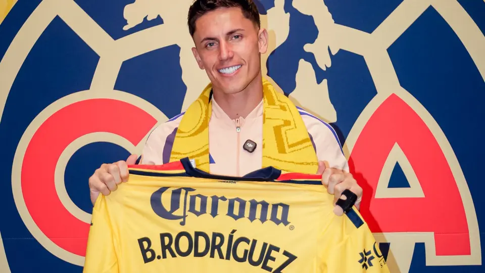 Brian Rodríguez en la firma de su nuevo contrato con América | X: @clubamerica